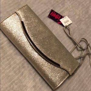 Glittery clutch with magnetic clasp.